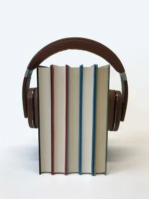 Hinweisbild auf den Medienflohmarkt der Stadtbücherei Buch mit Kopfhörern